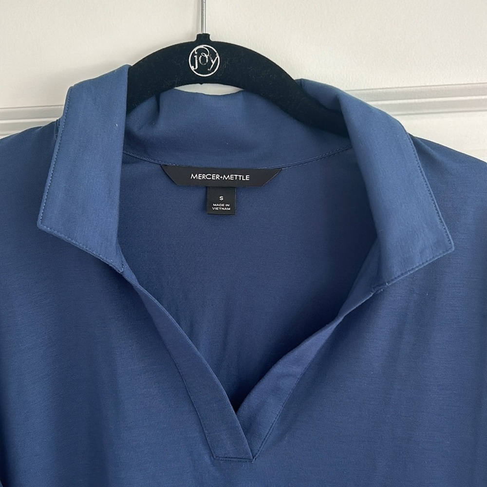 B-neck collared shirt sleave shirt